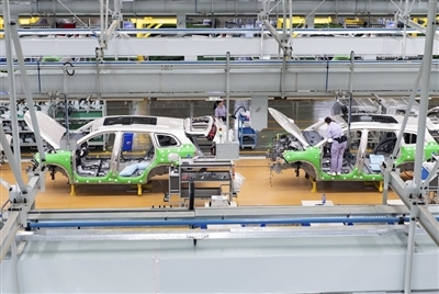 賽力斯鳳凰智慧工廠工人正在裝配汽車。記者 孫凱芳 攝